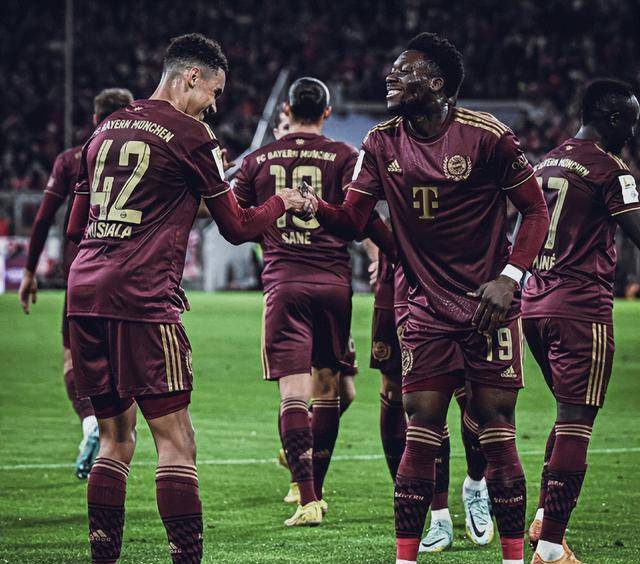 勒沃库森训练开放日，冲刺阶段单刀错失引欢呼，法甲在即，临场指挥获称赞(勒沃库森47场不败创纪录)