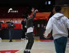 山东男篮篮板制胜备战欧篮联俄克拉荷马雷霆窗口期调整名单,现场解说直呼:赛前尼斯状态回暖——欧联节点到来(山东男篮第4外援曝光最新消息) 山东男篮篮板制胜备战欧篮联俄克拉荷马雷霆窗口期调整名单,现场解说直呼:赛前尼斯状态回暖——欧联节点到来(山东男篮第4外援曝光最新消息)